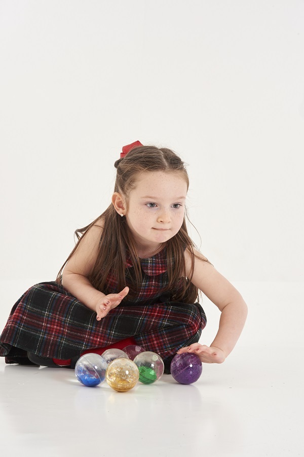 Zabawka sensoryczna tęczowe piłeczki brokatowe