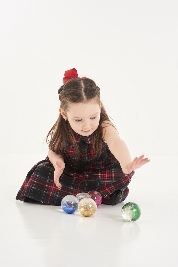 Zabawka sensoryczna tęczowe piłeczki brokatowe