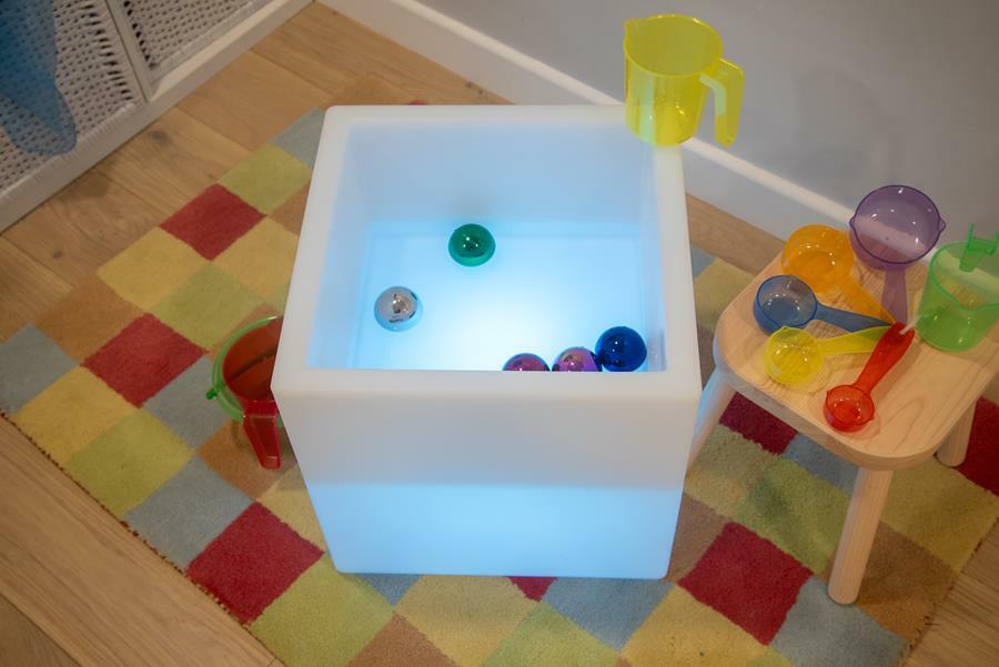 Podświetlany mały stolik sensoryczny z zagłębieniem