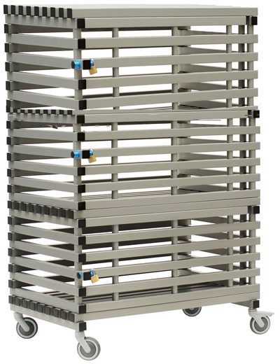 szary regał basenowy na kółkach na sprzęt