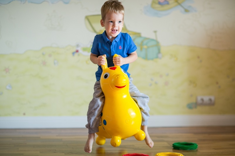 gymnic-rody-skoczek-dla-dzieci-konik