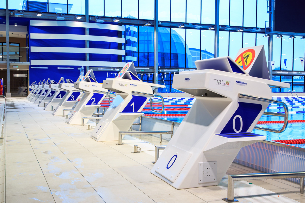 Wysoki słupek startowy z wyświetlaczem i platformą