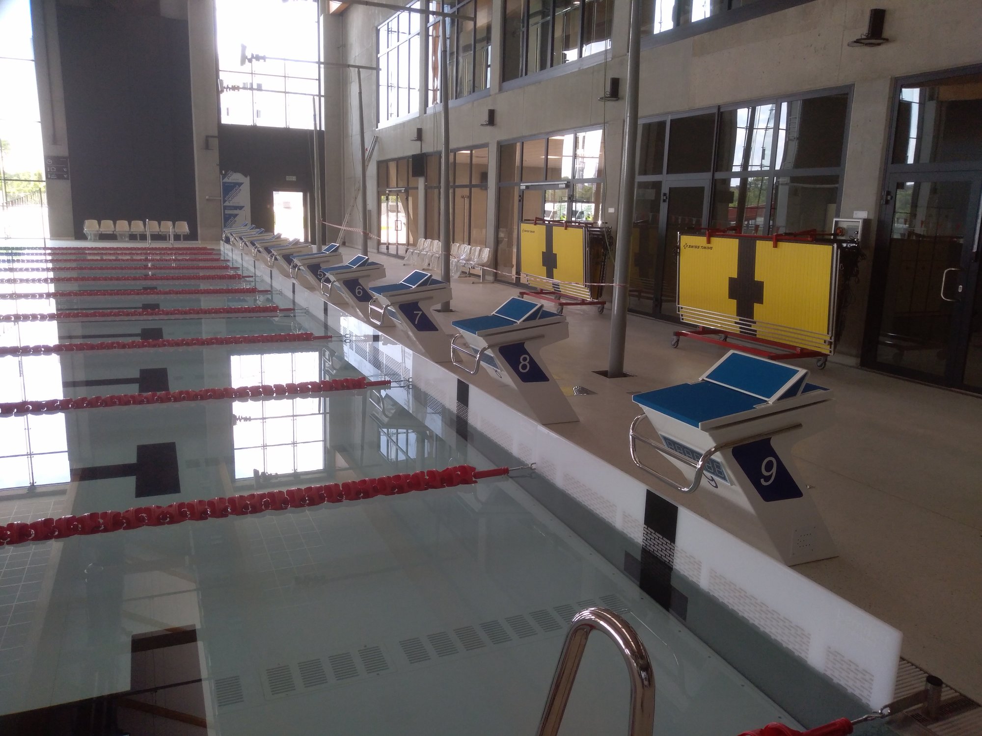 Wysoki słupek startowy z wyświetlaczem i platformą